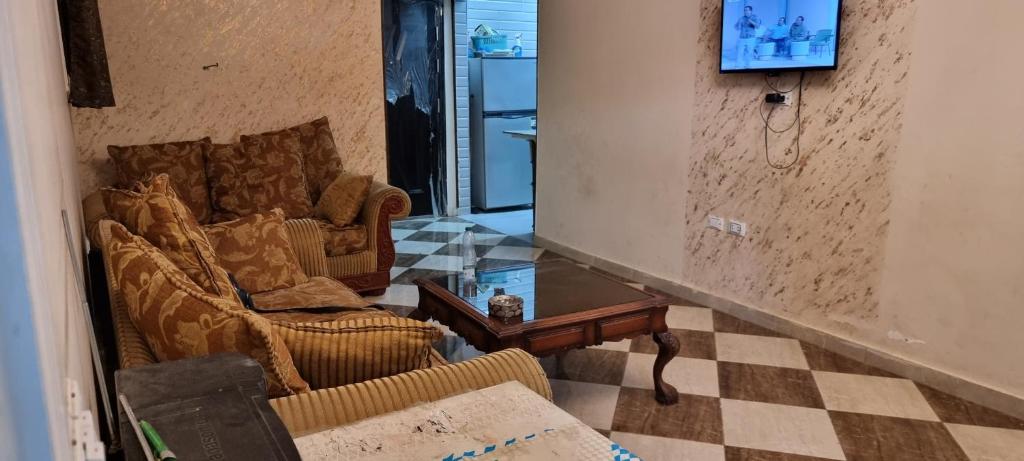 ein Wohnzimmer mit 2 Stühlen und einem Tisch in der Unterkunft حدائق اكتوبر in Madinat as-Sadis min Uktubar