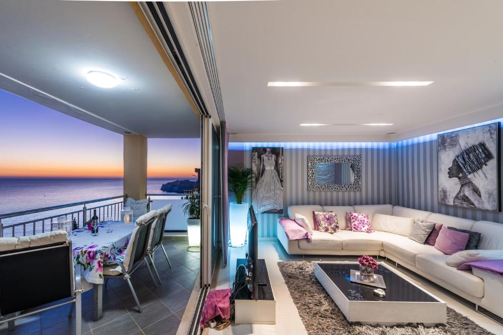 sala de estar con sofá y TV en Luxury Apartment Violet en Dubrovnik