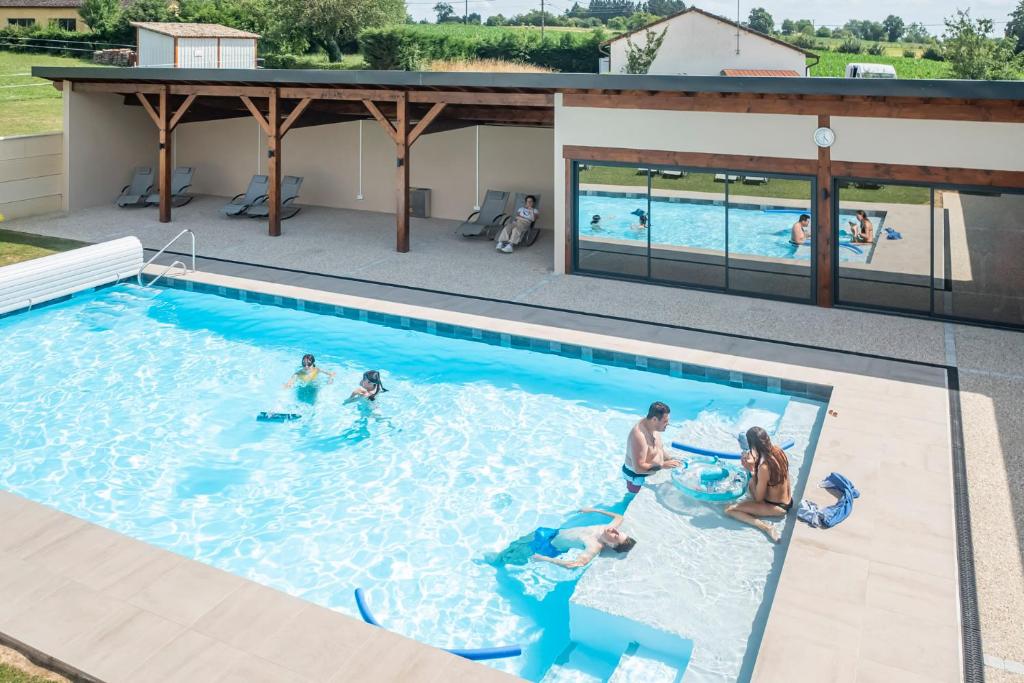 Bazén v ubytování Hôtel du Moulin de la Brevette nebo v jeho okolí