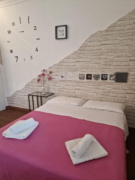 A bed or beds in a room at A casa di Delia - stazione Fidene