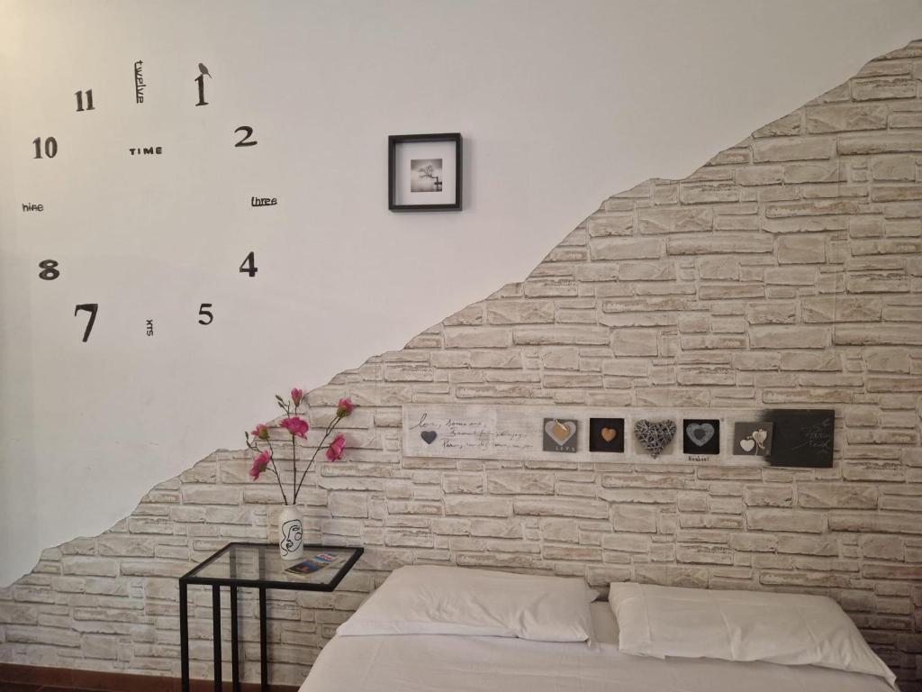 A bed or beds in a room at A casa di Delia - stazione Fidene