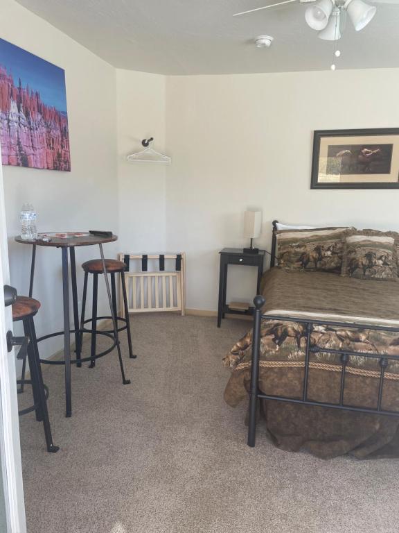Postel nebo postele na pokoji v ubytování Bryce Canyon Country Inn
