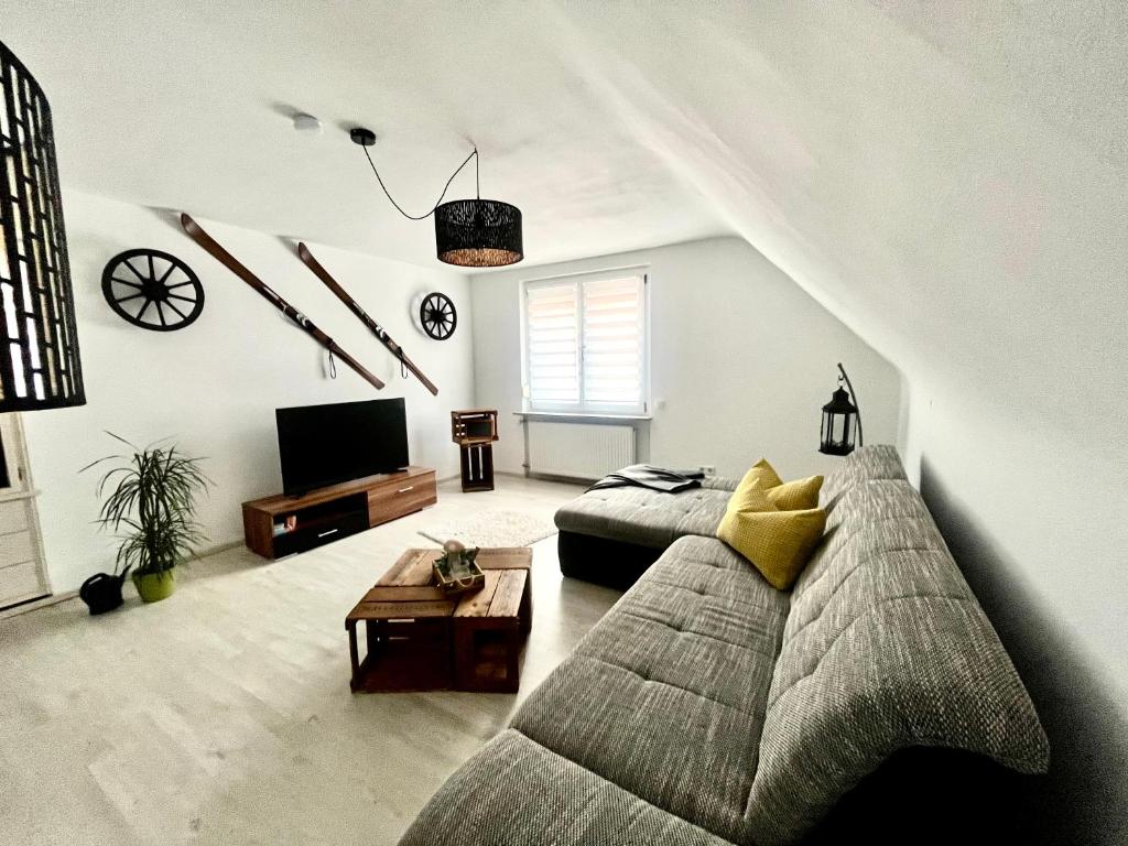 ein Wohnzimmer mit einem Sofa und einem TV in der Unterkunft Ferienwohnung Schwarzwaldliebe in Bad Peterstal-Griesbach
