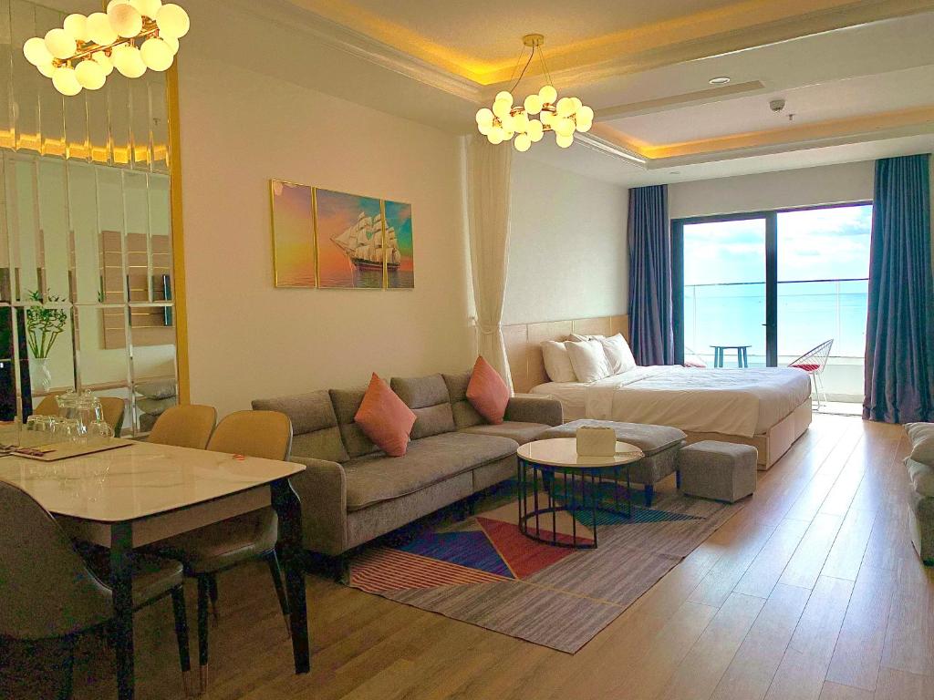 uma sala de estar com um sofá e uma cama em TIDO Luxury Of TMS Resident em Quy Nhon