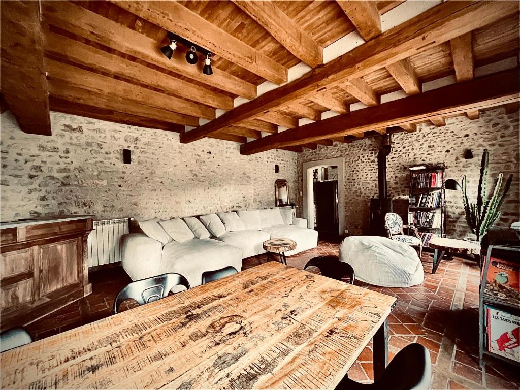 sala de estar con sofá y mesa en Le Clos de L'Olivier, 