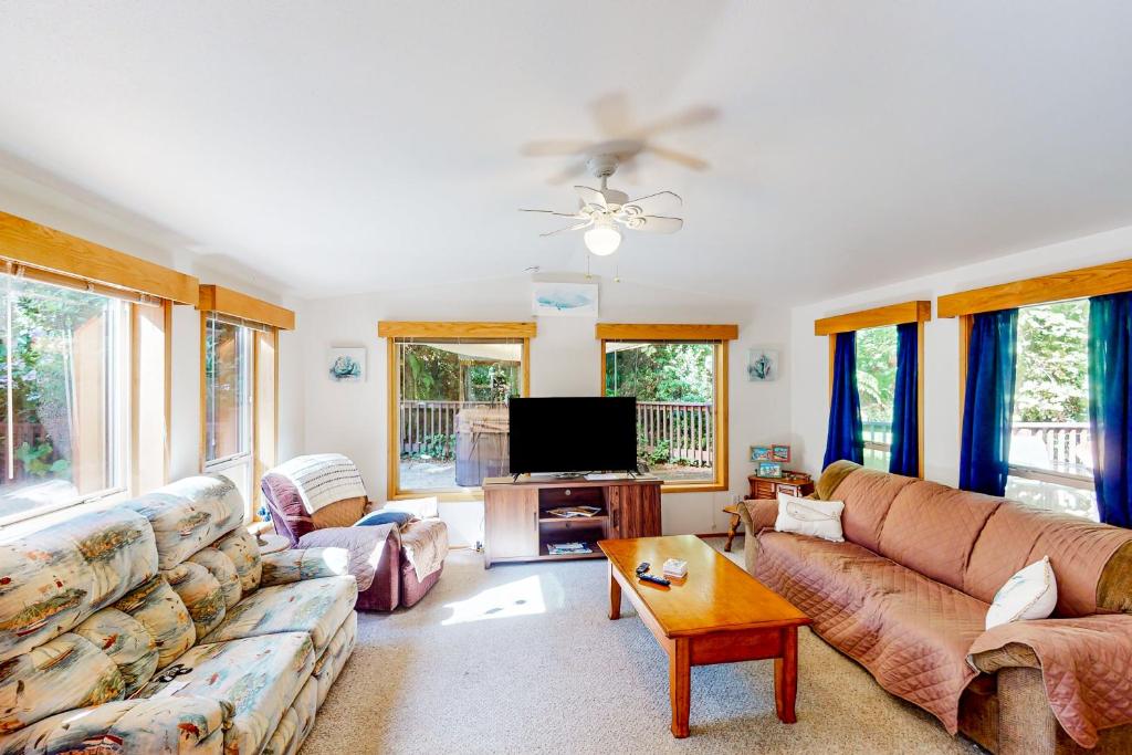 The Whale House, Carpenterville (updated prices 2024)