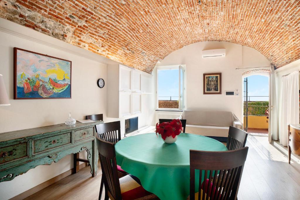 comedor con mesa verde y sillas en Actis2, borgo dei pescatori, en Cervo
