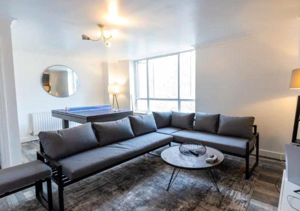 un soggiorno con divano e tavolo di Amazing 2 Bedroom Apartment At UES a New York