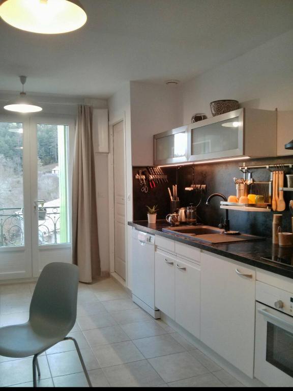 une cuisine avec un évier et un plan de travail dans l'établissement La maison des créatifs, à Montdardier