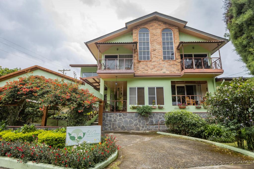 une maison avec un panneau devant elle dans l'établissement El Oasis Hotel y Restaurante, à Boquete