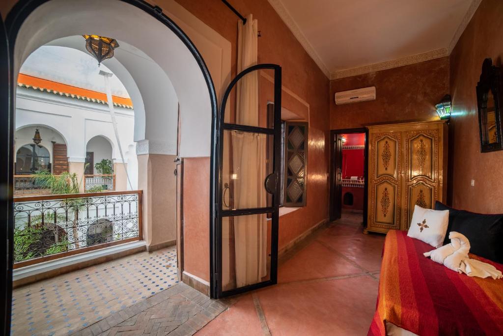 Postel nebo postele na pokoji v ubytování Riad Le Jardin de Lea, Suites & Spa