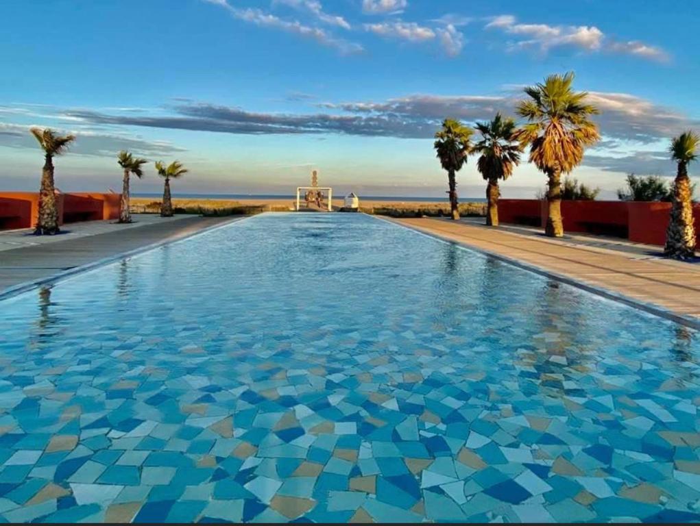 - une grande piscine revêtue de carrelage bleu dans l'établissement APPT 4 personnes TRIBORD, à Port-Leucate