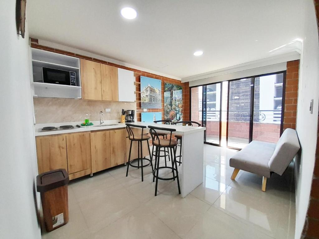 O bucătărie sau chicinetă la Precioso apartamento en Medellín con parqueadero gratis laure