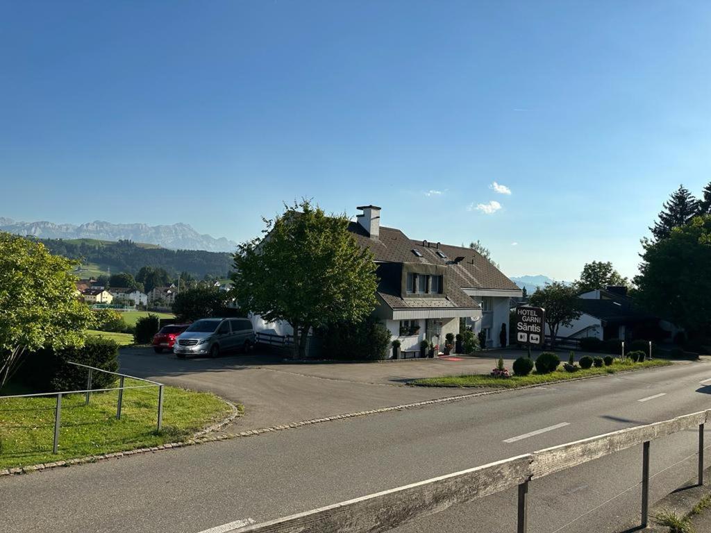 een huis aan de kant van een weg bij „gg“ games garni Hotel Säntis in Teufen