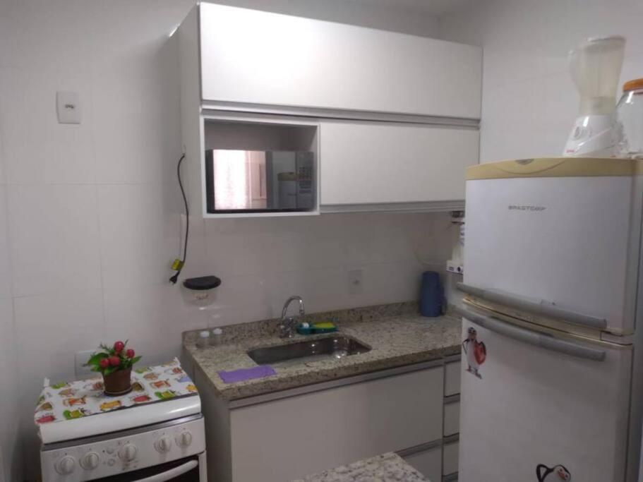 een kleine keuken met een wastafel en een koelkast bij Encantador apartamento em Copacabana a 100m praia in Rio de Janeiro