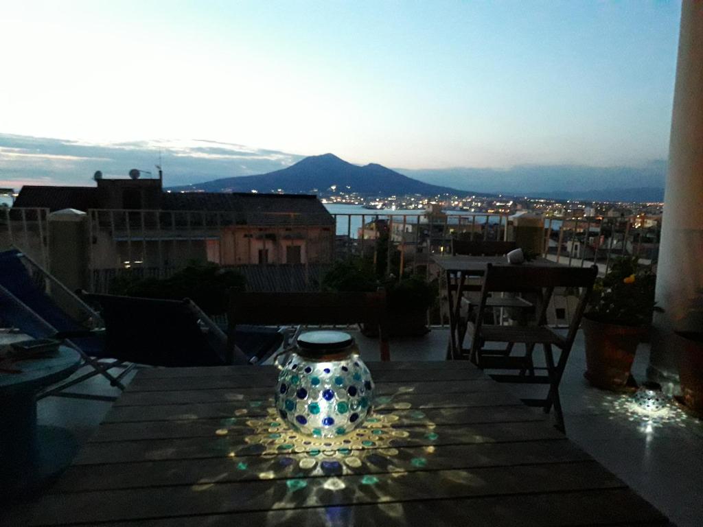 a vase sitting on top of a table on a balcony at QuiSiSana a mare in Castellammare di Stabia