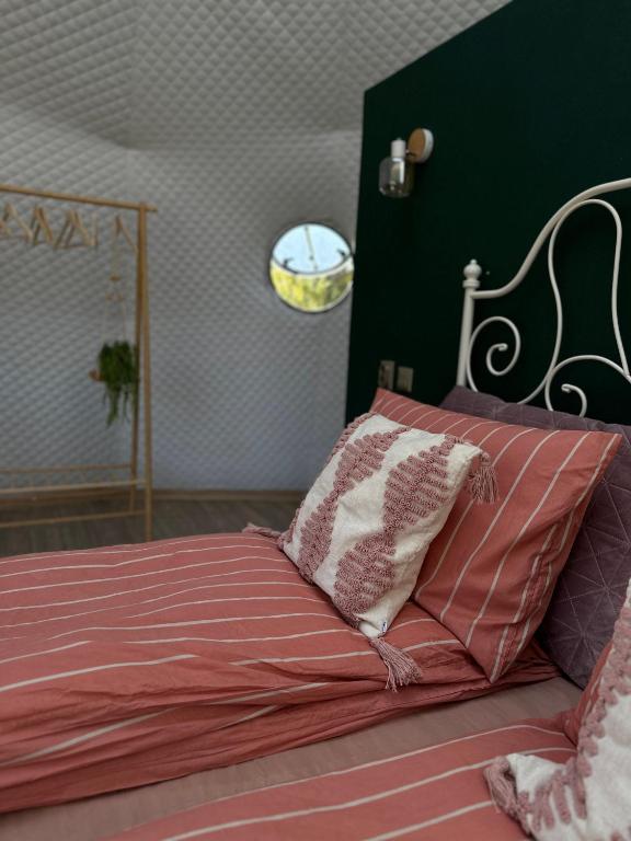 Postel nebo postele na pokoji v ubytování The Frog Glamping