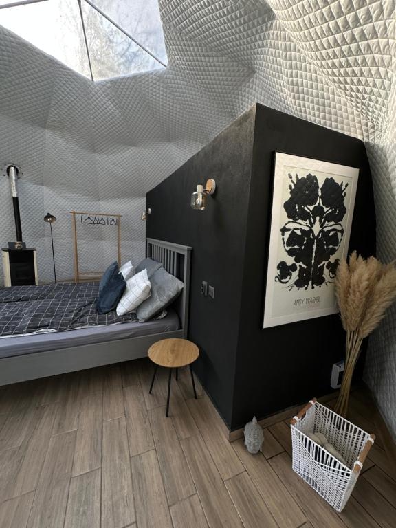 Postel nebo postele na pokoji v ubytování The Frog Glamping