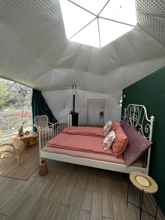 Postel nebo postele na pokoji v ubytování The Frog Glamping