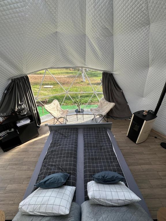 Postel nebo postele na pokoji v ubytování The Frog Glamping