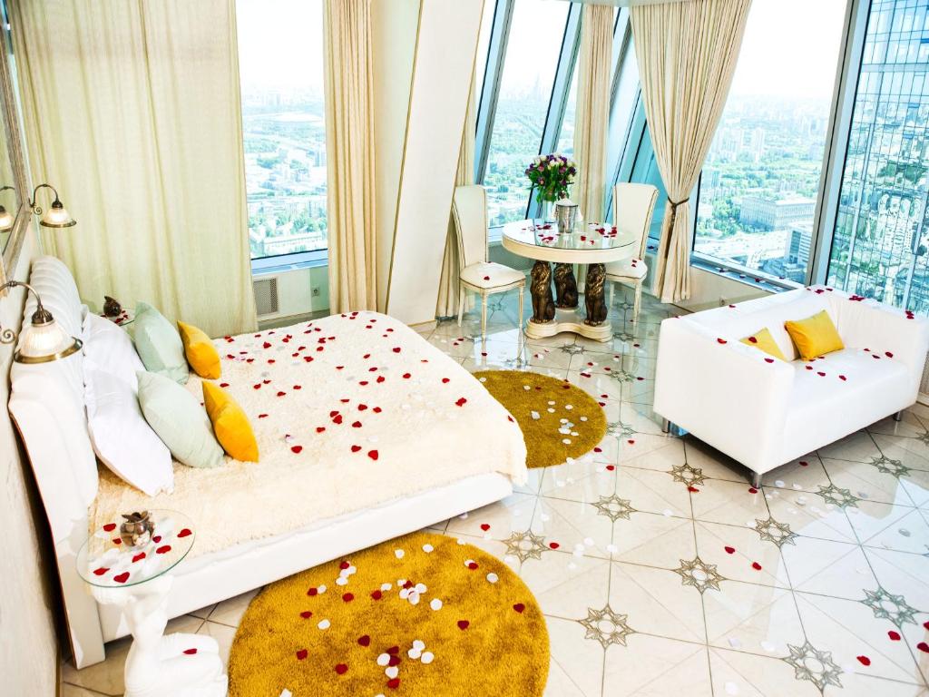 um quarto com uma cama com flores no chão em Imperia City em Moscou