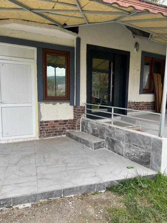 un porche delantero de una casa con garaje en Batuhan tesisleri, en Çiftlikköy