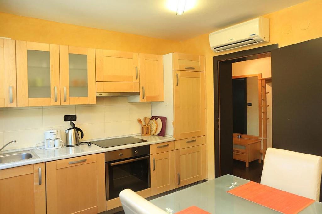 Kuchnia lub aneks kuchenny w obiekcie Apartments Ana City