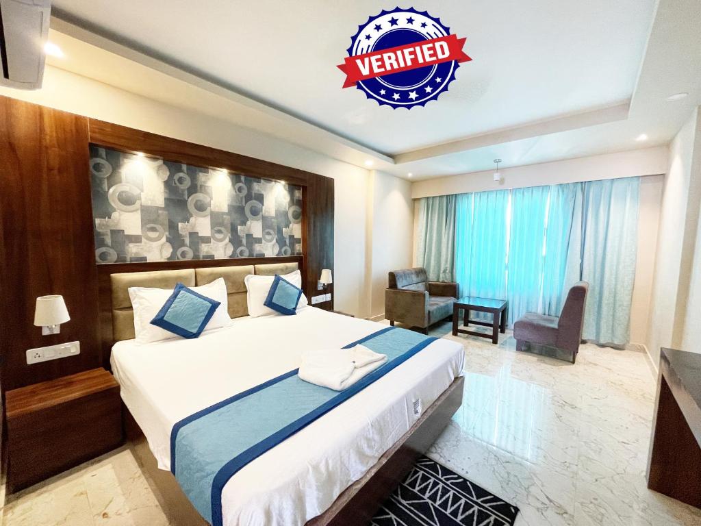 Hotel AMBIKA PALACE PURI في بوري: غرفة نوم بسرير كبير في غرفة