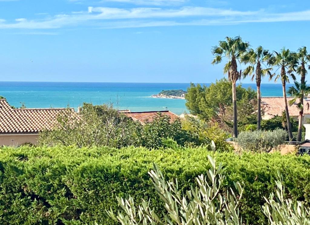 een uitzicht op de oceaan vanuit een huis bij Appartement Sanary vue mer au calme in Sanary-sur-Mer