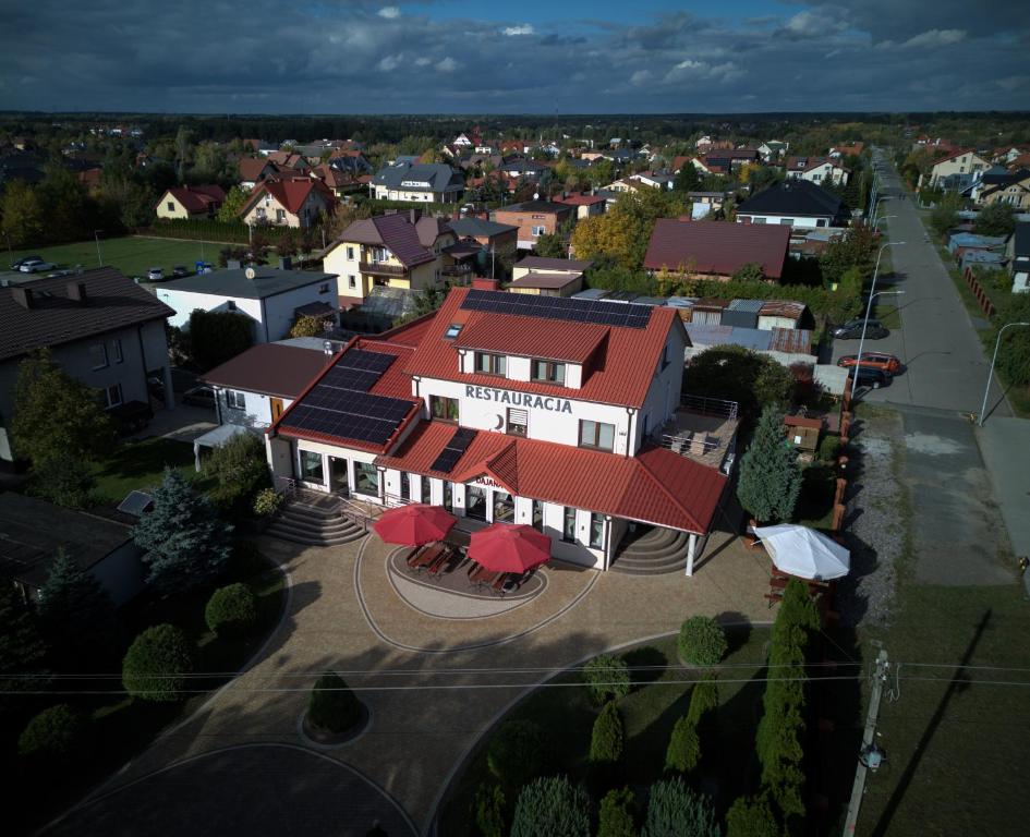 een uitzicht op een huis met een rood dak bij Restauracja Dajana in Bełchatów