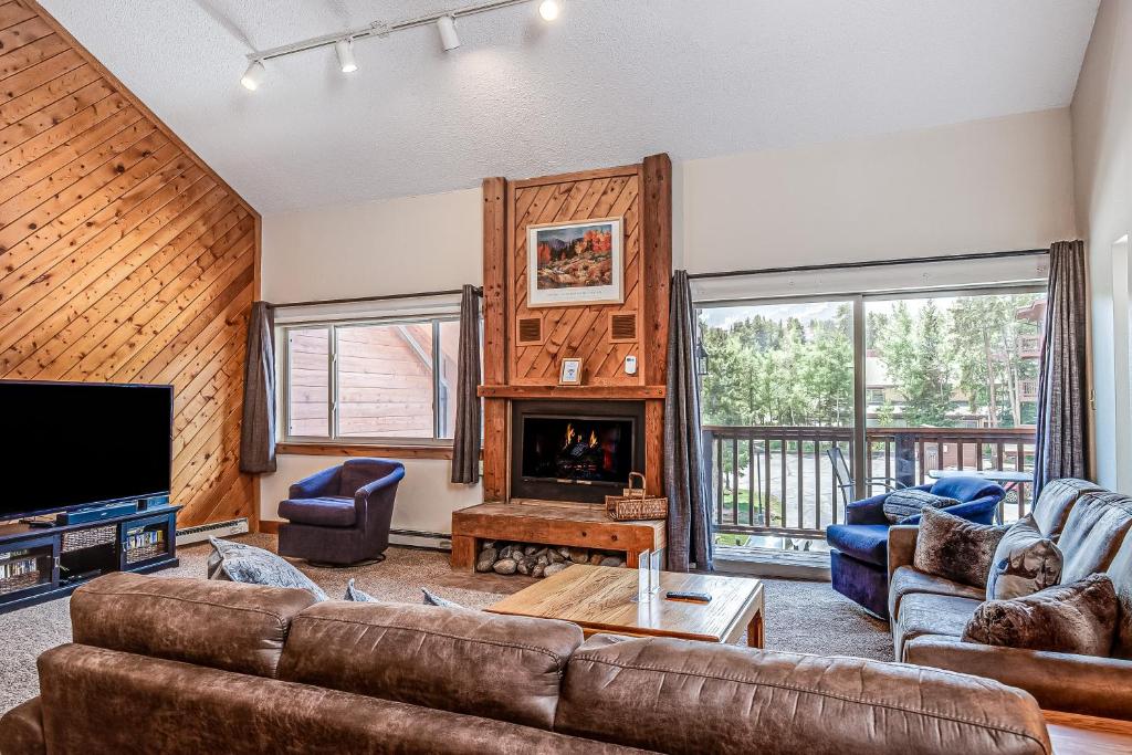 ein Wohnzimmer mit einem Sofa und einem Kamin in der Unterkunft Pine Ridge 05F in Breckenridge