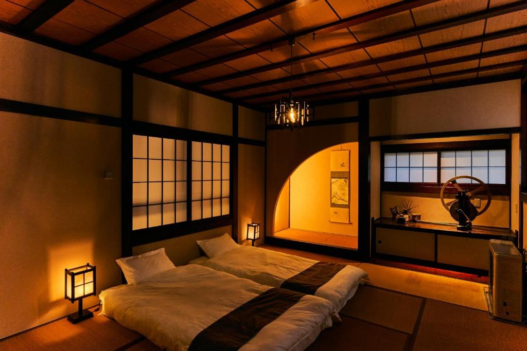安曇野市にあるSoba House Azumino - Vacation STAY 13280の大きなベッドと2つの窓がある寝室