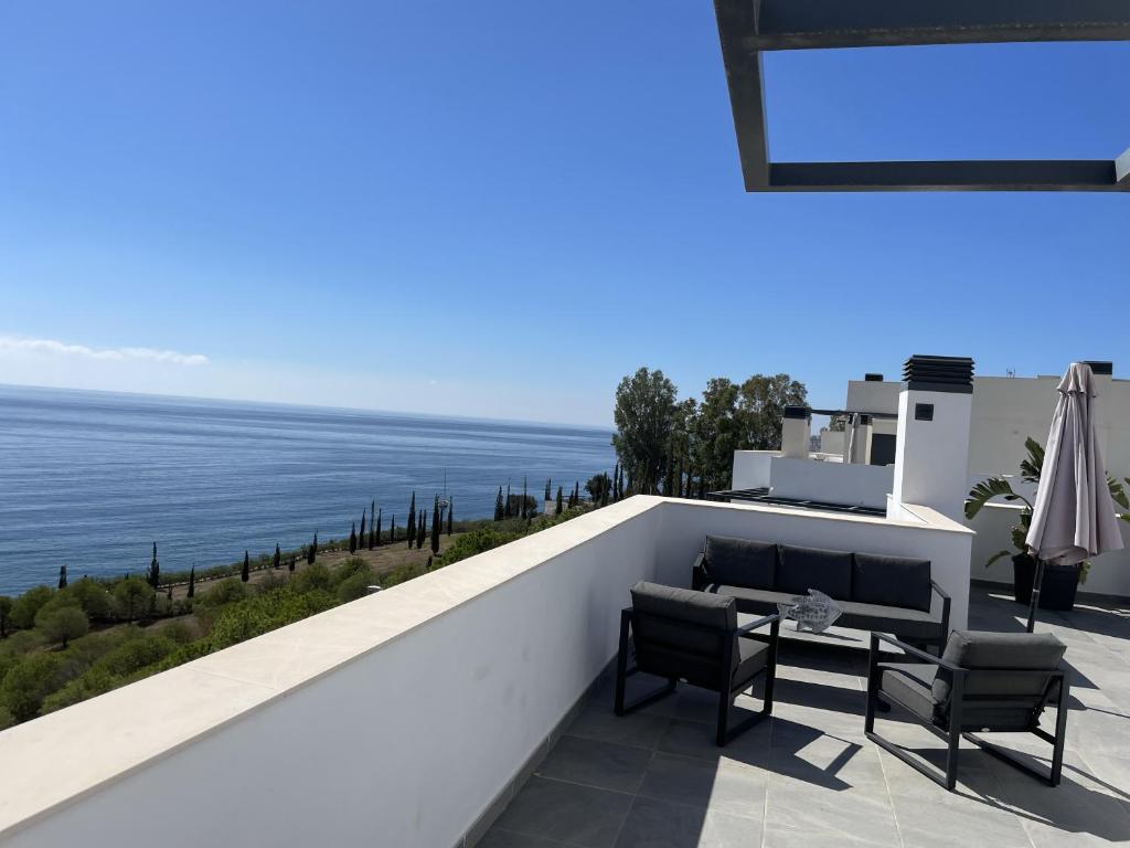 een balkon met uitzicht op de oceaan bij Sunny penthouse beach apartment with panoramic views in Almuñécar