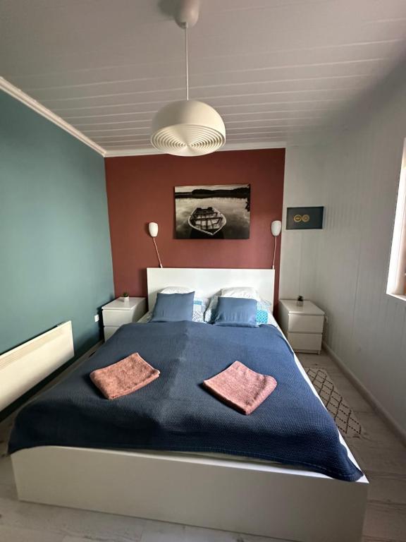 1 dormitorio con 1 cama grande y 2 toallas. en Andrea Apartman, en Bük