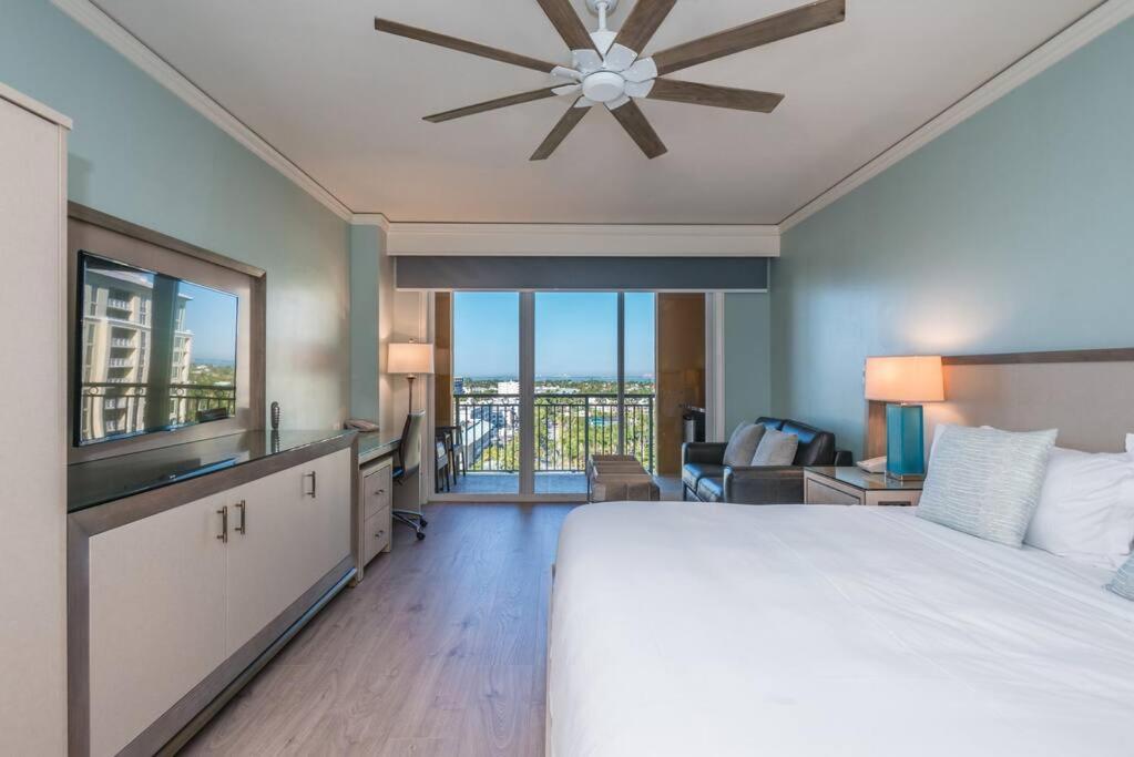 - une chambre avec un grand lit et un ventilateur de plafond dans l'établissement Studio Located at The Ritz Carlton Key Biscayne, Miami, à Miami