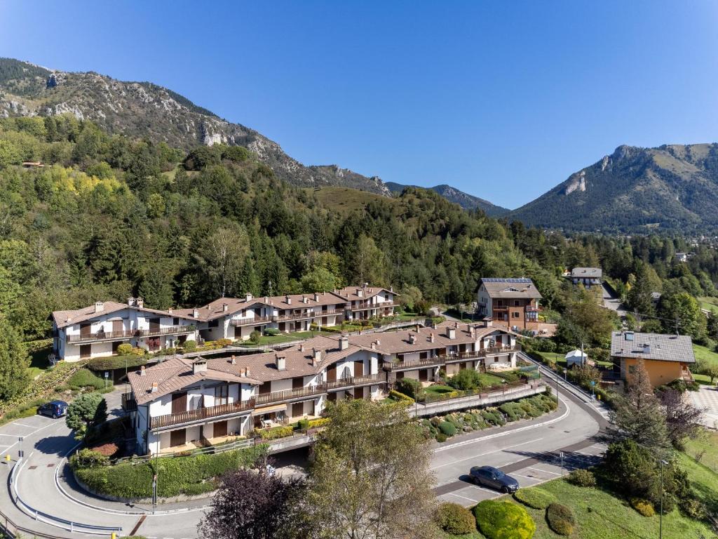 een luchtzicht op een resort in de bergen bij Villetta a schiera con giardino privato in Castione della Presolana