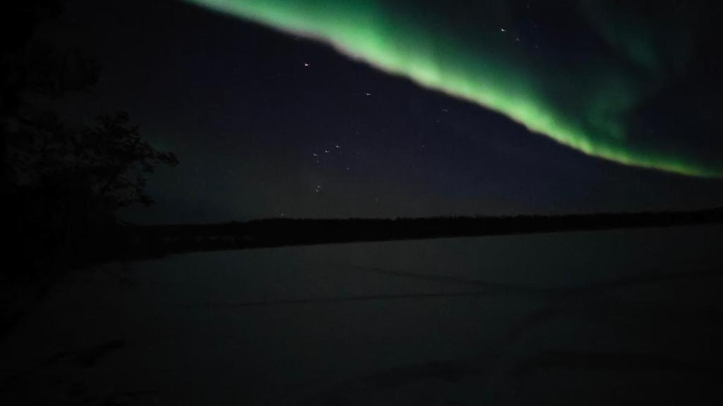 ein Bild der Nordlichter am Himmel in der Unterkunft Apartment Lainaankatu in Rovaniemi