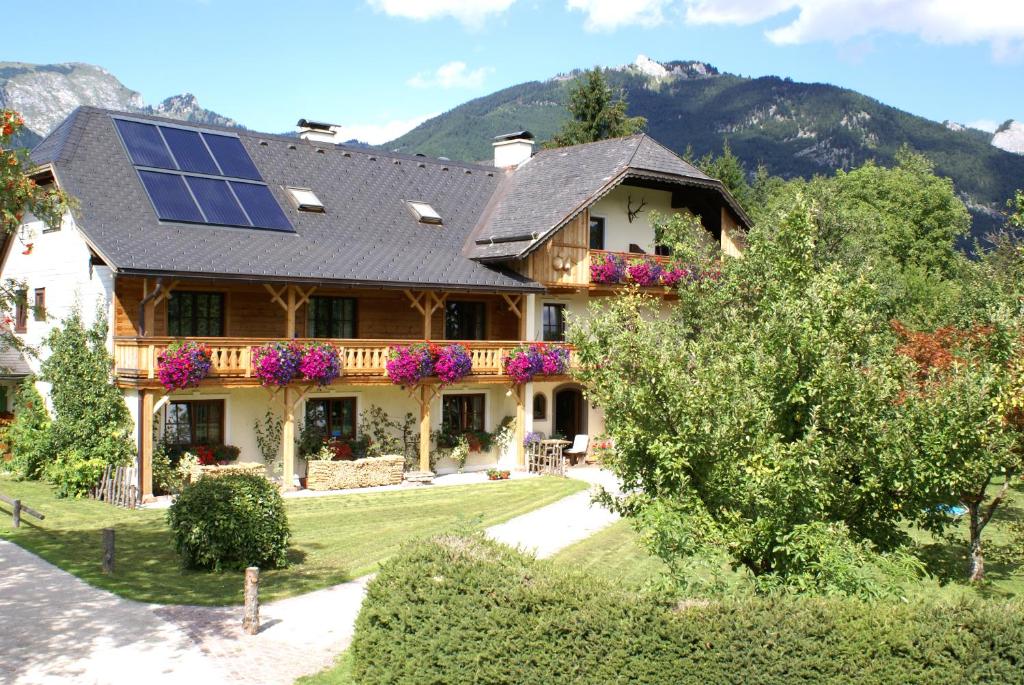 ein Haus mit Sonnenkollektoren auf dem Dach in der Unterkunft Primushäusl Gästehaus in Strobl