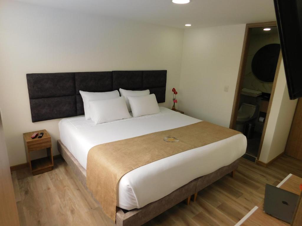 Postel nebo postele na pokoji v ubytování HOTEL MX BOGOTA