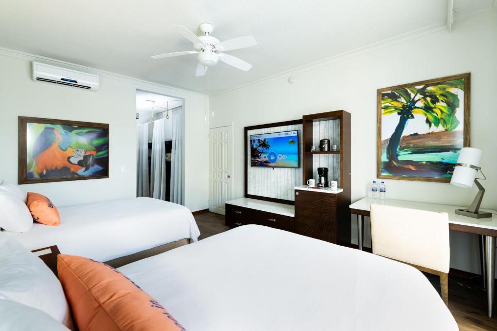 Postel nebo postele na pokoji v ubytování Margaritaville Beach Resort Playa Flamingo