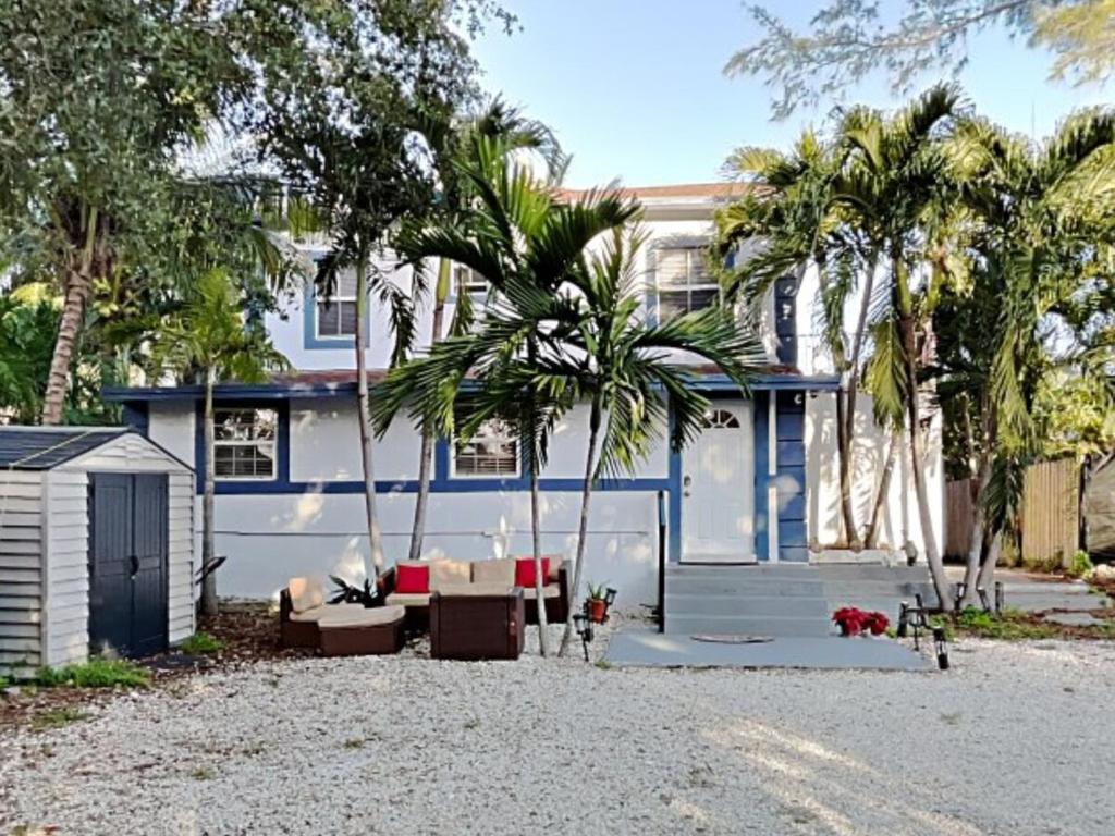 uma casa com palmeiras em frente em Miami Townhouse with Patio, Gazebo, Free Parking, centrally located em Miami