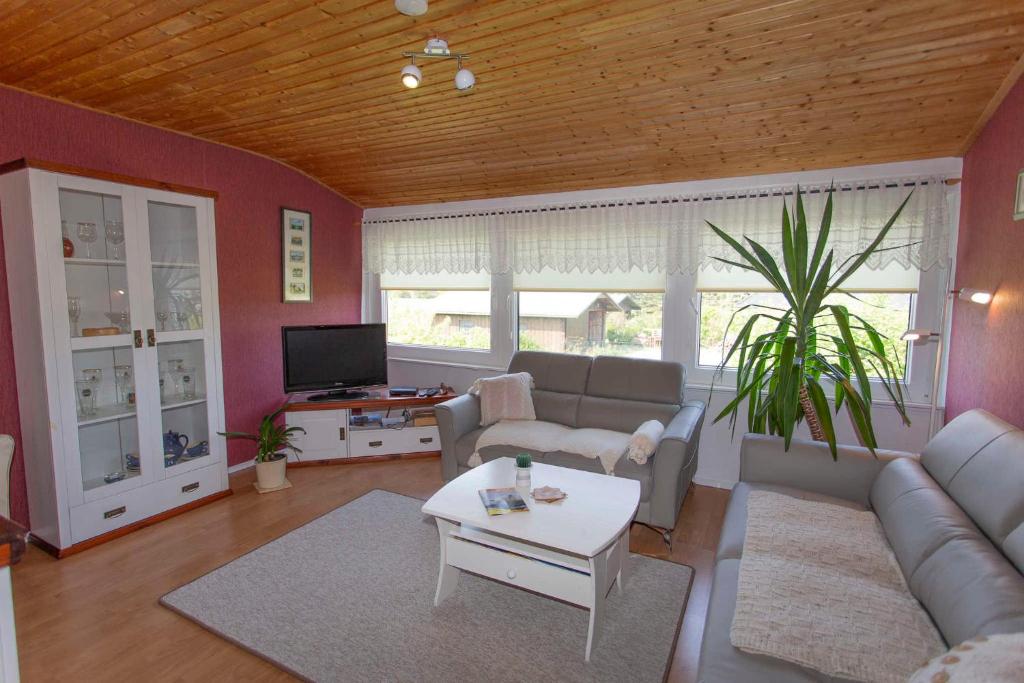 ein Wohnzimmer mit einem Sofa und einem Tisch in der Unterkunft Ferienwohnung Locke in Kluis