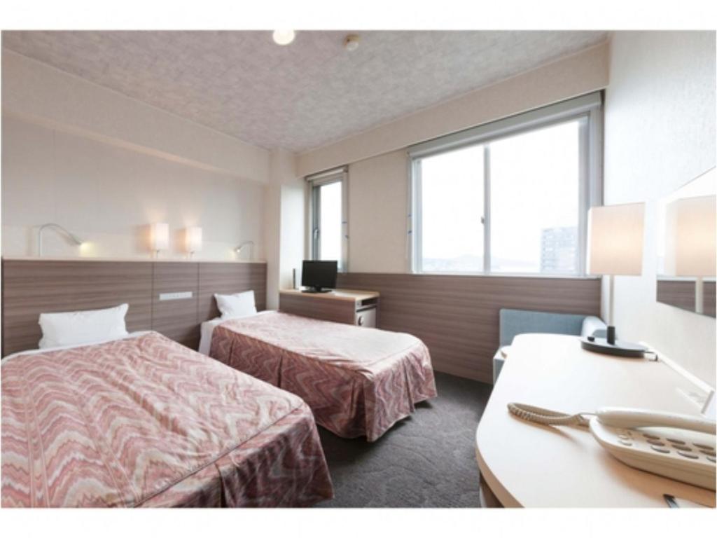 尾道的住宿－Onomichi Daiichi Hotel - Vacation STAY 02581v，酒店客房配有两张床和一张书桌