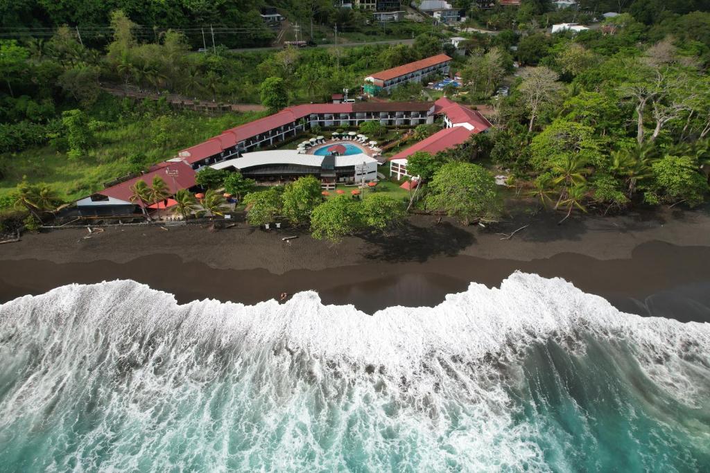 una vista aerea di un'onda nell'oceano di Hotel Terraza del Pacifico a Jacó