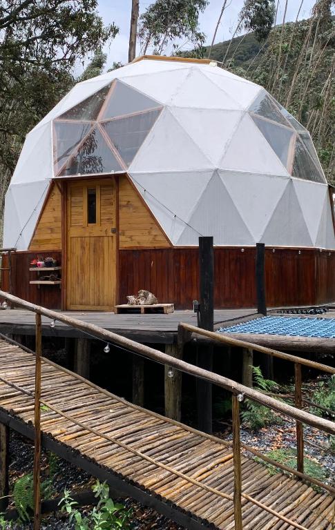 Bazén v ubytování La Roca Glamping nebo v jeho okolí