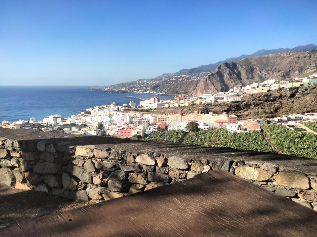 vistas a la ciudad desde una pared de piedra en El Sueño Del Angel, en Santa Cruz de la Palma
