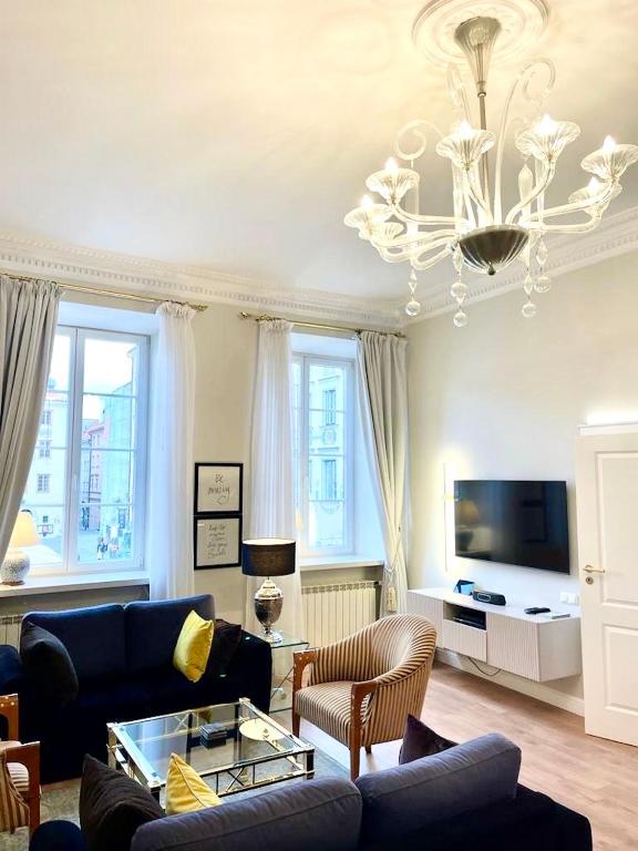 
 Luxury Executive Suite with Market Square View
