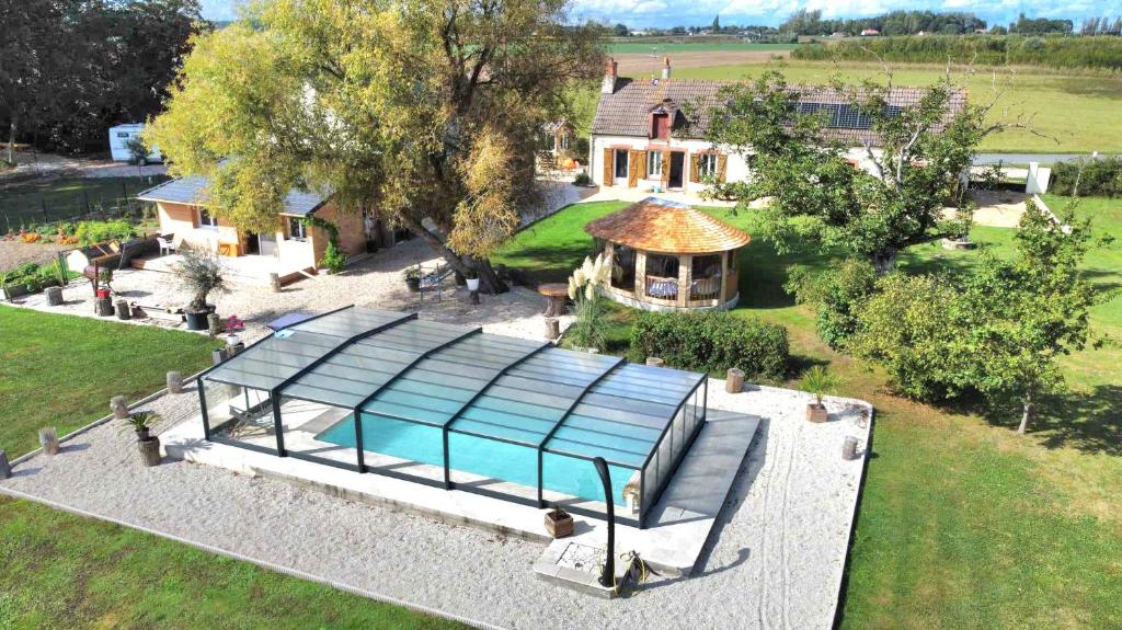 une vue aérienne d'une maison avec piscine dans l'établissement Nature et Hotes, à Quiers-sur-Bézonde