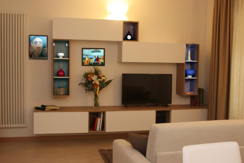 ein Wohnzimmer mit einem Flachbild-TV an der Wand in der Unterkunft DIMORAVIAPIADUE in Savona