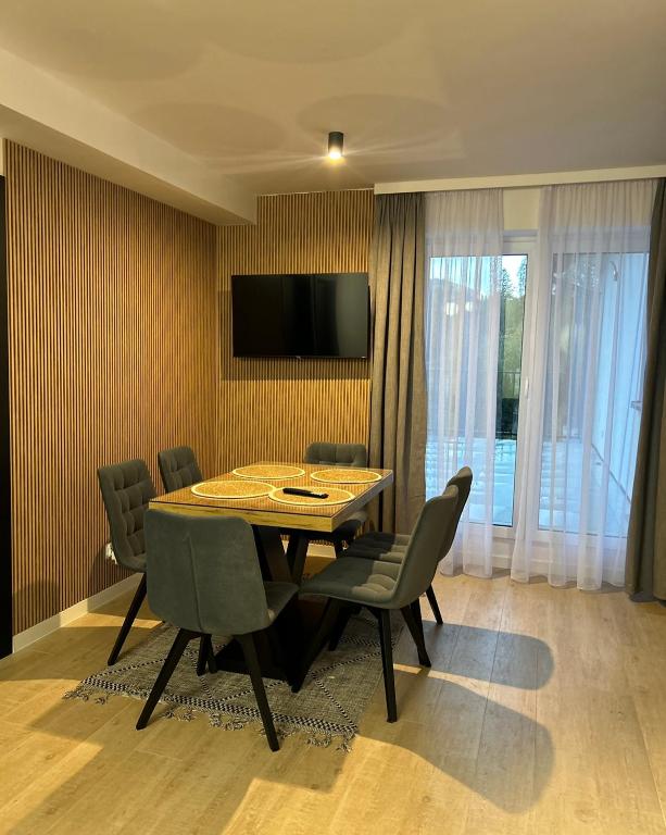 TV a/nebo společenská místnost v ubytování Leśne Wzgórze Apartamenty